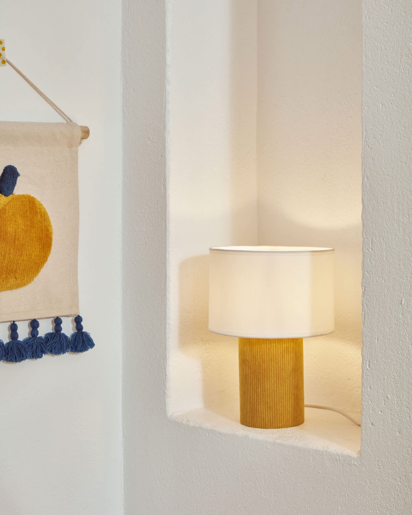 Lampada da tavolo Bianella in velluto a coste senape