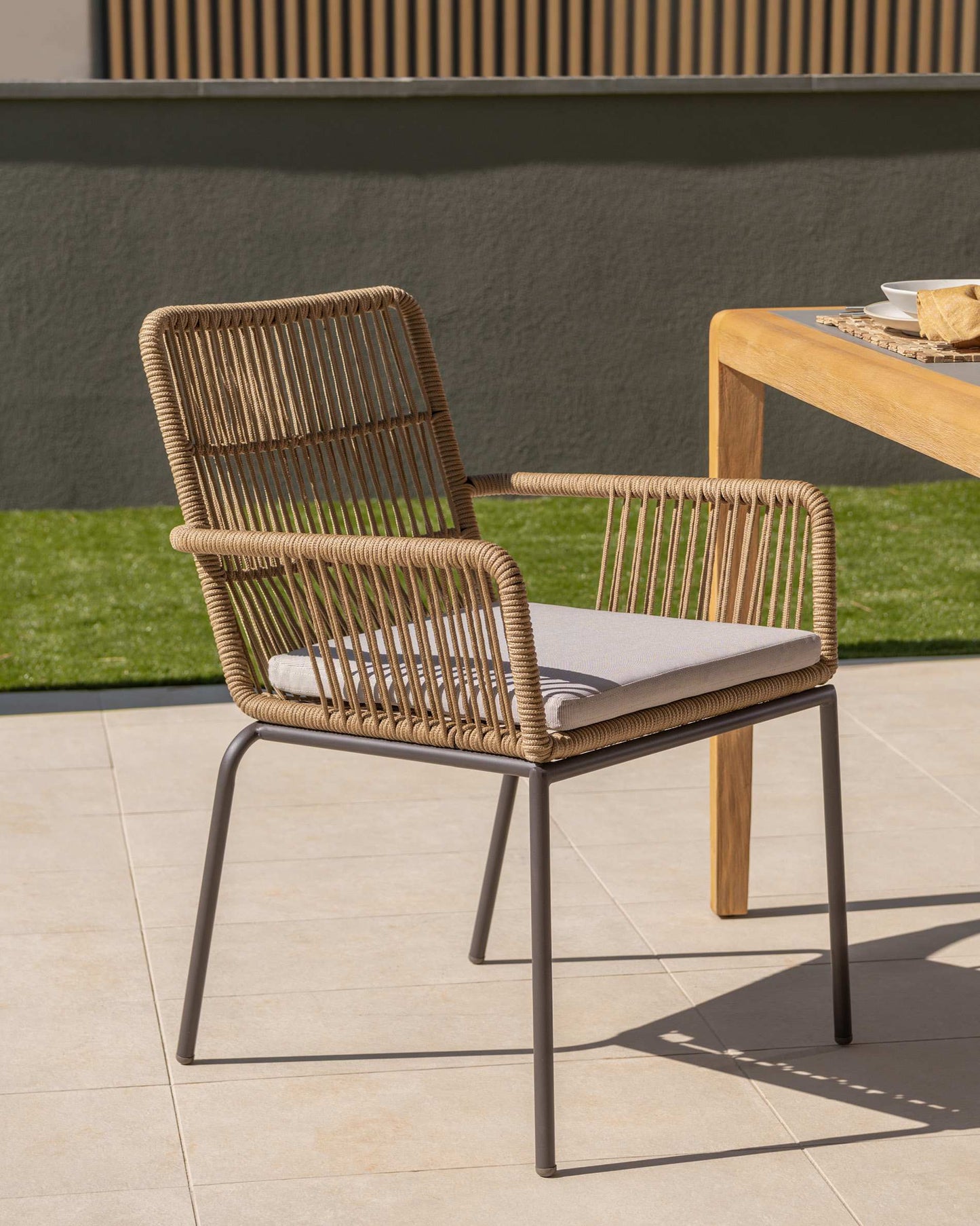 Sedia Samanta in corda beige e gambe in acciaio zincato