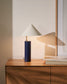 Lampada da tavolo Shiva in metallo verniciato blu e bianco