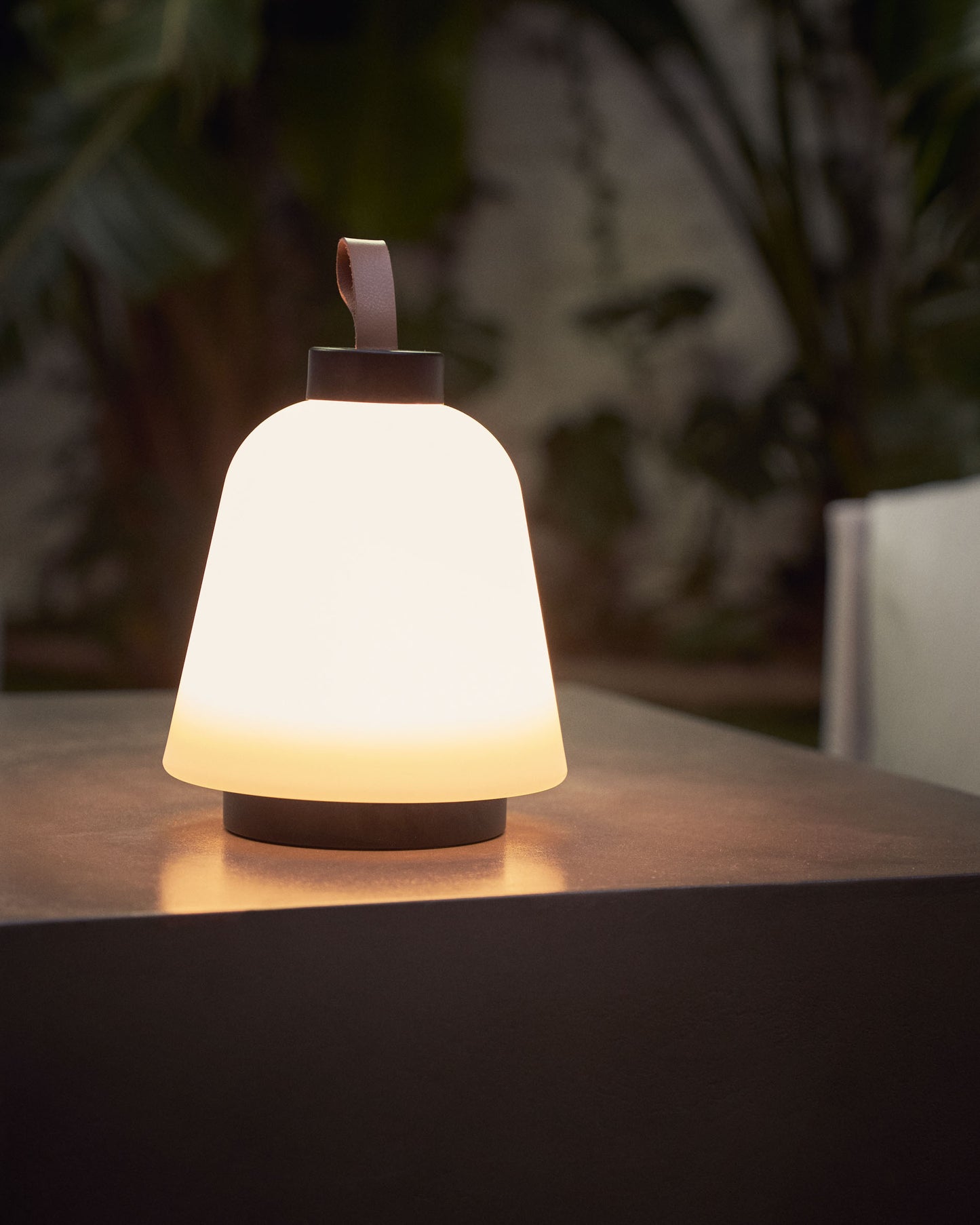 Lampada da tavolo da esterno Udiya in polietilene e metallo finitura nera