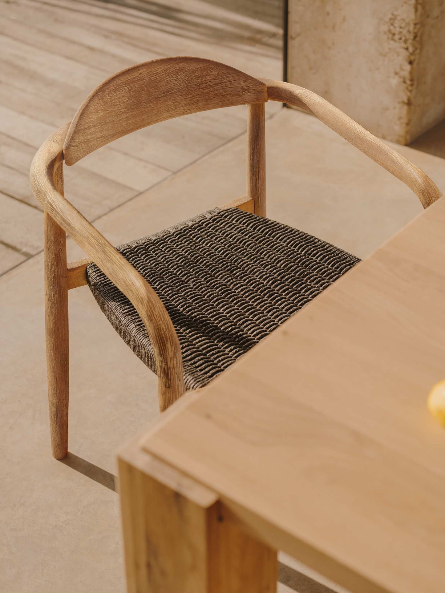 Sedia Nina in legno massello di acacia e corda nera