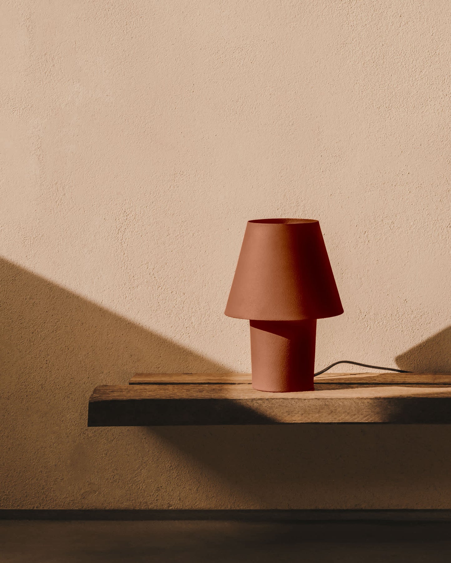 Lampada da tavolo Canapost in metallo verniciato color terracotta
