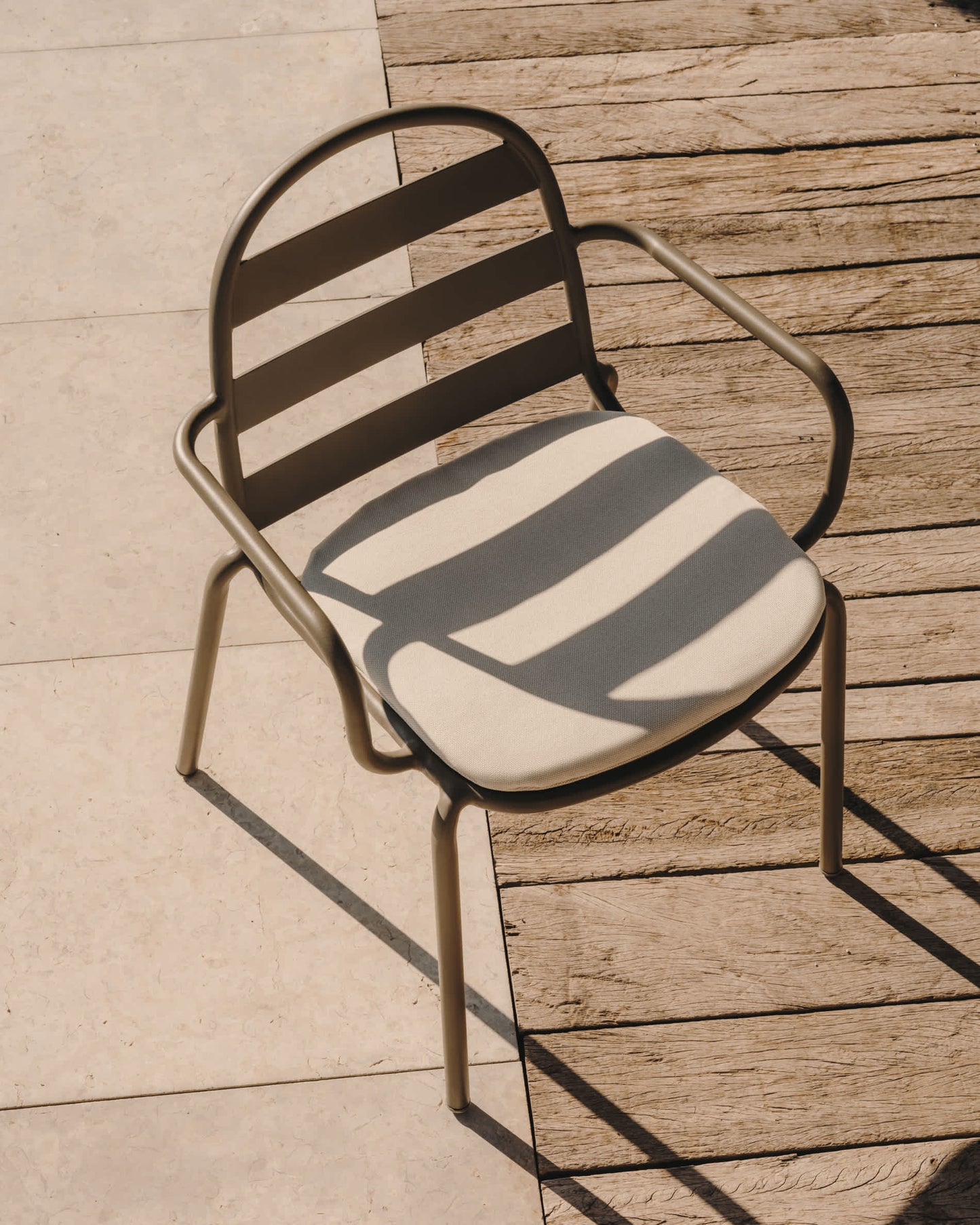 Sedia da esterno Joncols in alluminio verniciato verde