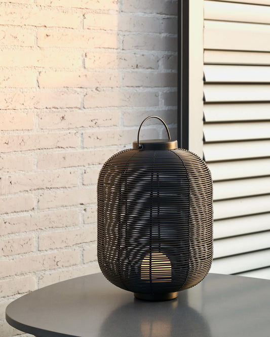 Lampada da tavolo piccola portatile Saranella in rattan sintetico nero