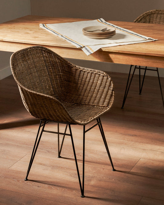 Sedia Chart in rattan e gambe in acciaio finitura nera