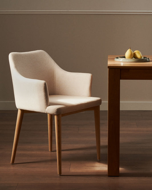 Sedia Croft in ciniglia beige e gambe in legno massello di frassino