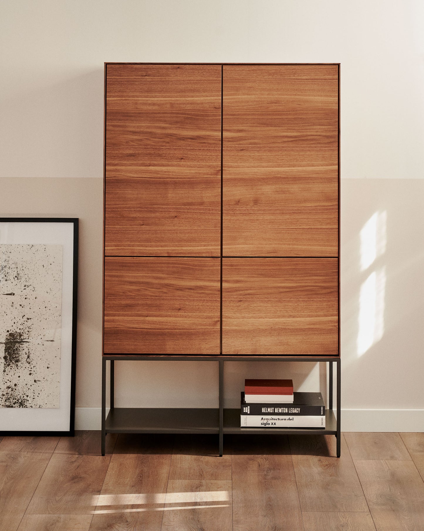 Credenza alta Vedrana 4 ante impiallacciate noce e gambe in acciaio nero 97,5 x 160 cm