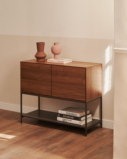 Credenza Vedrana 2 ante impiallacciate noce e gambe in acciaio nero 97,5 x 80 cm