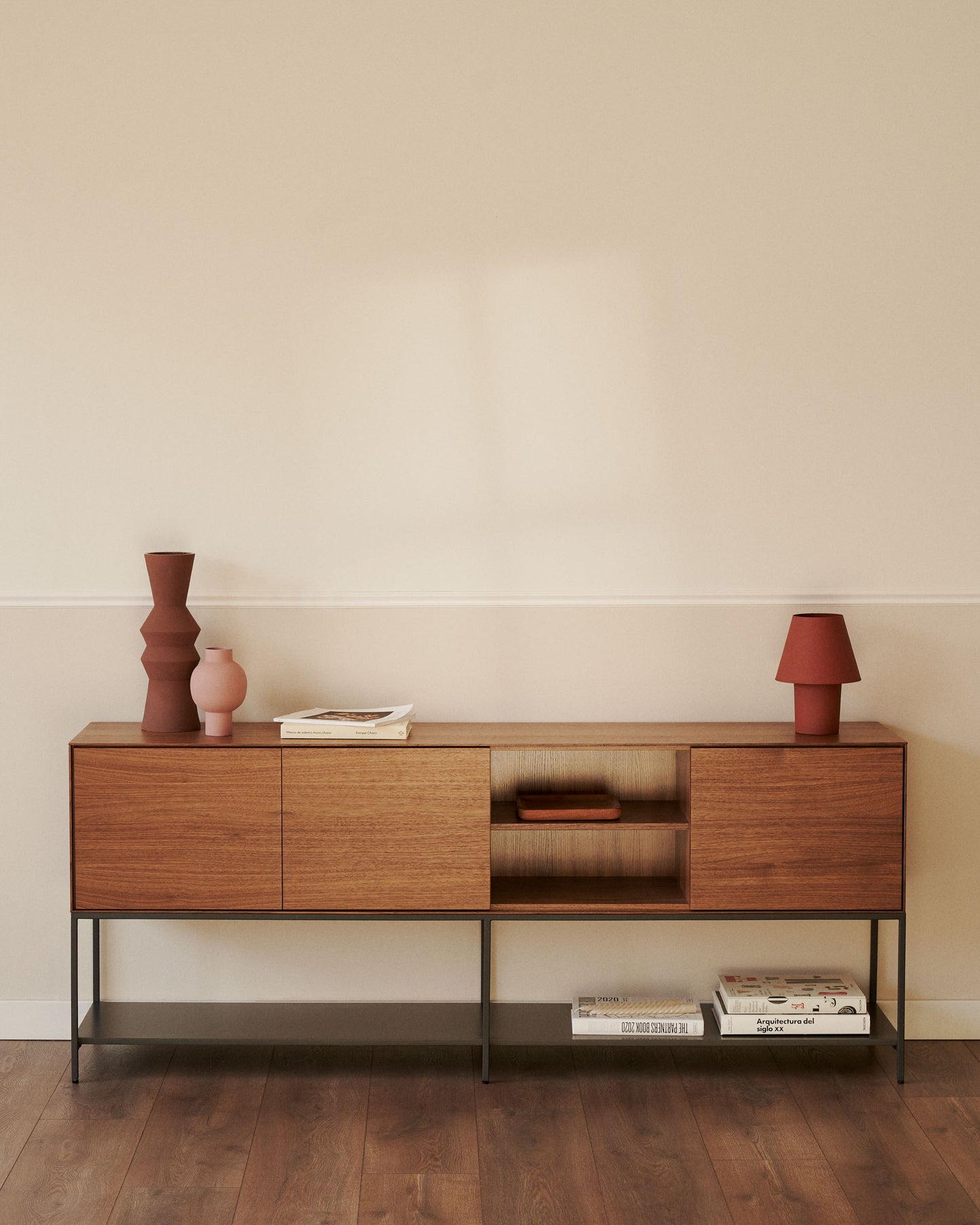 Credenza Vedrana 3 ante impiallacciate noce e gambe in acciaio nero 195x80 cm