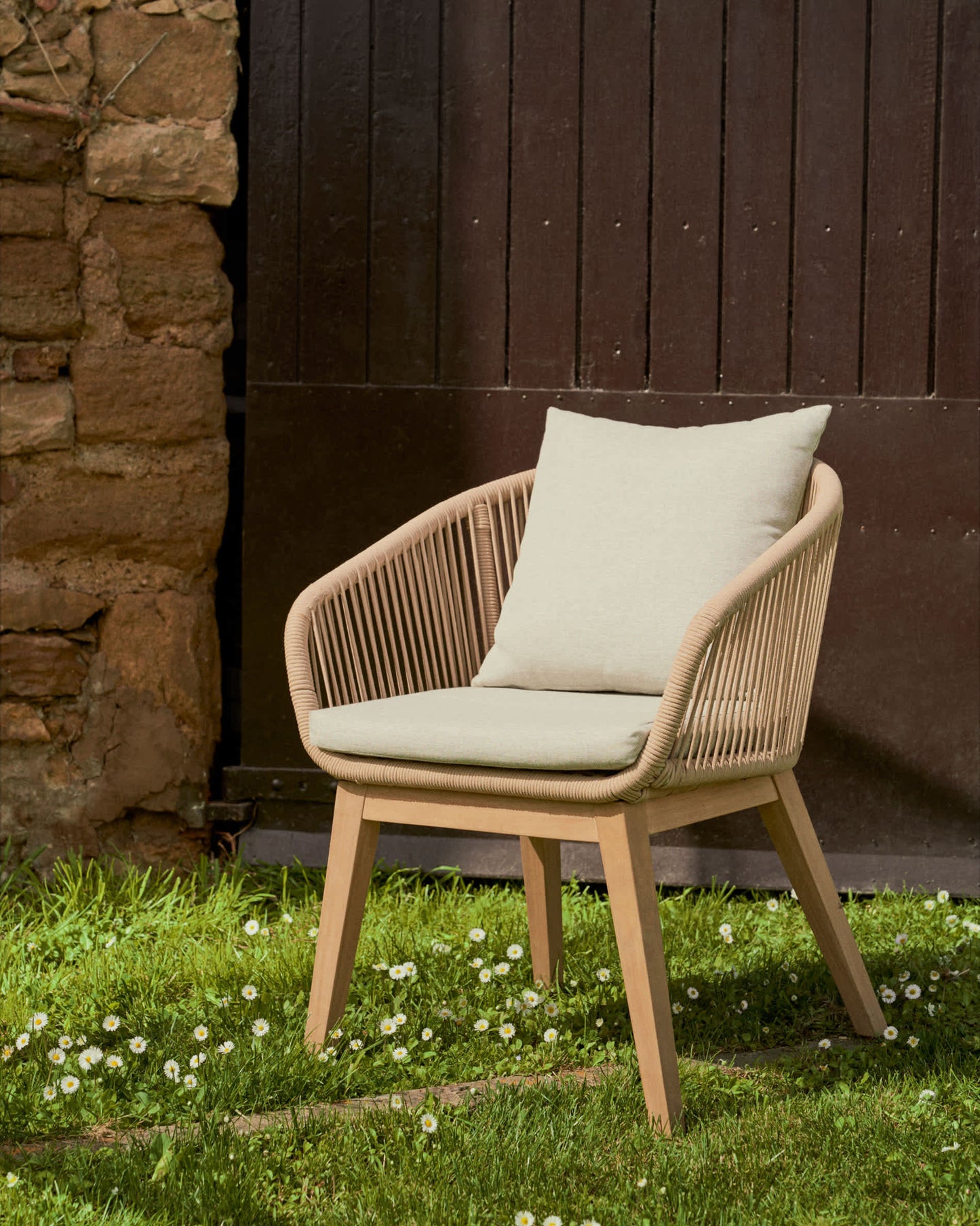 Sedia Portalo in corda beige e gambe in legno massello di acacia