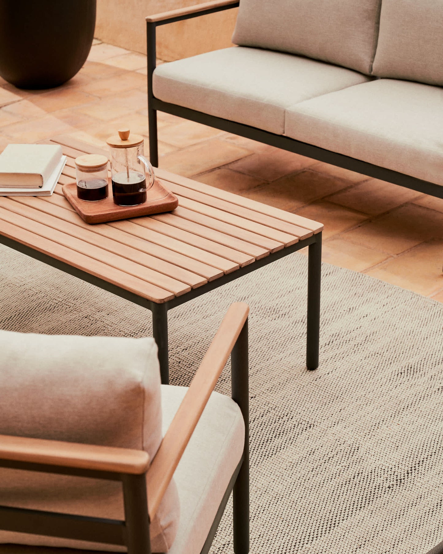 Set Aiguafreda divano 2 posti, 2 poltrone, un tavolino alluminio grigio e legno acacia