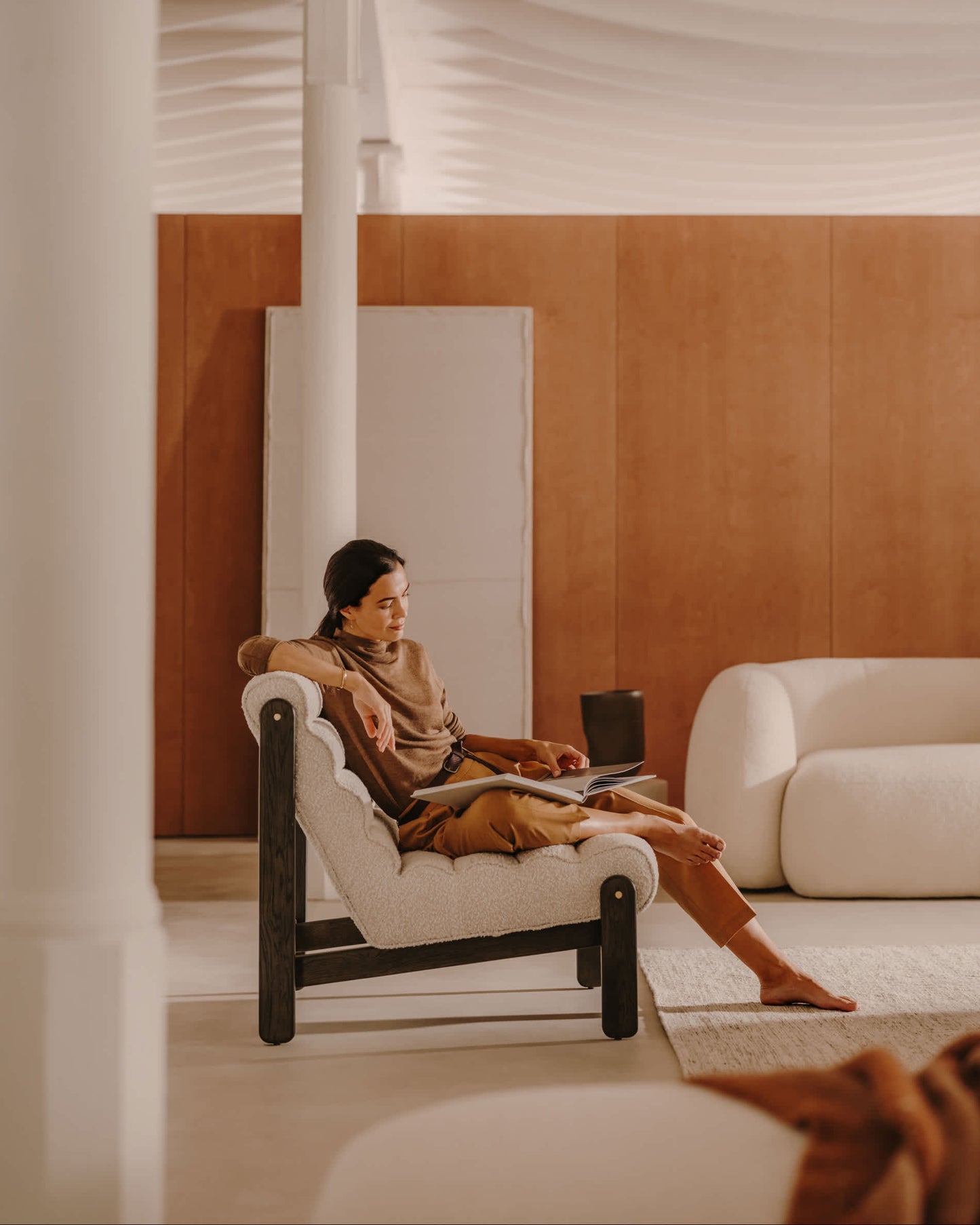 Poltrona Magira di eco-shearling bianco e legno massiccio di rovere con finitura scura