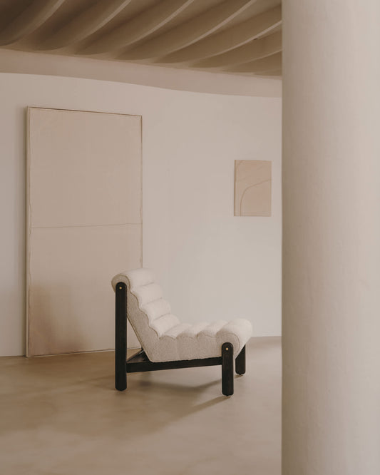 Poltrona Magira di eco-shearling bianco e legno massiccio di rovere con finitura scura
