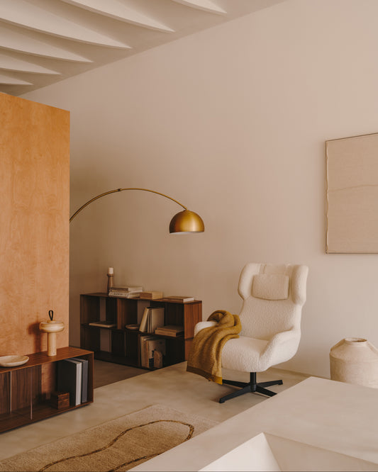 Poltrona girevole con braccioli Zalina di tessuto bouclé bianco e acciaio con finitura nera