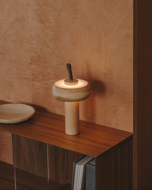 Lampada da tavolo portatile Luba in legno di frassino e maniglia in cotone verde