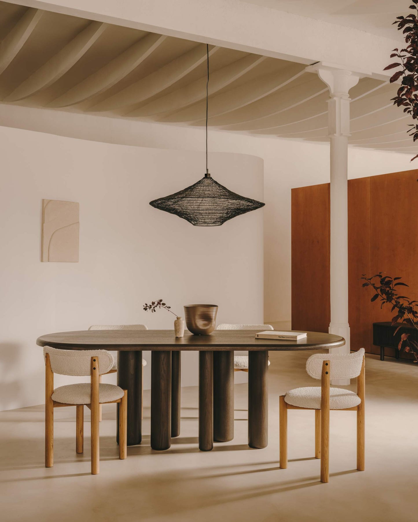 Tavolo ovale Mailen in frassino con finitura scura Ø 220 x 105 cm