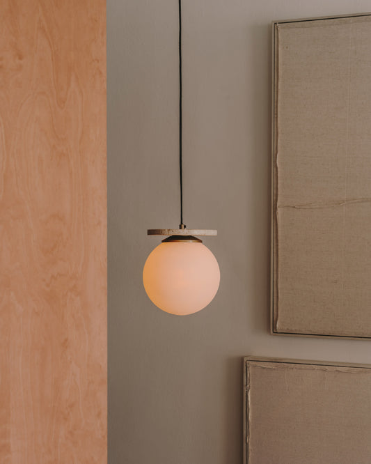 Lampadario Malachi di vetro glassato e travertino