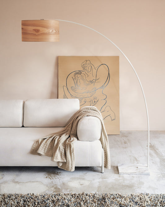 Lampada da terra Juhe in legno di frassino metallo e marmo bianco