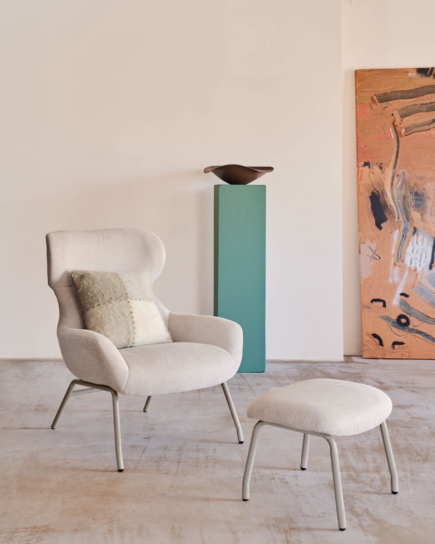 Poltrona Belina di ciniglia beige e acciaio con finitura beige