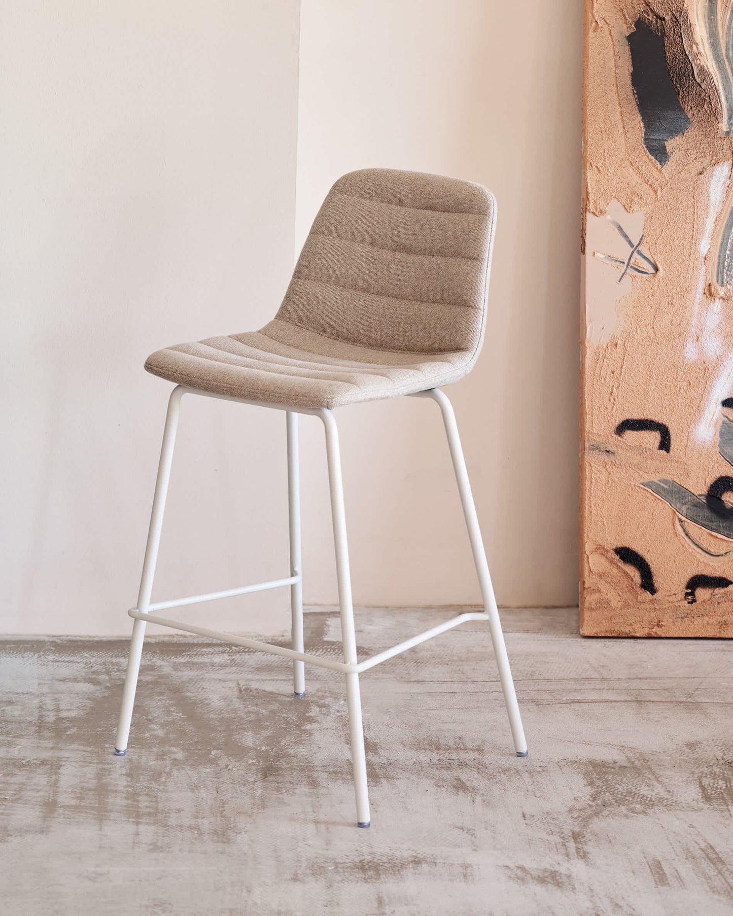 Sgabello Zunilda in ciniglia beige e acciaio con finiture bianco opaco altezza 65 cm