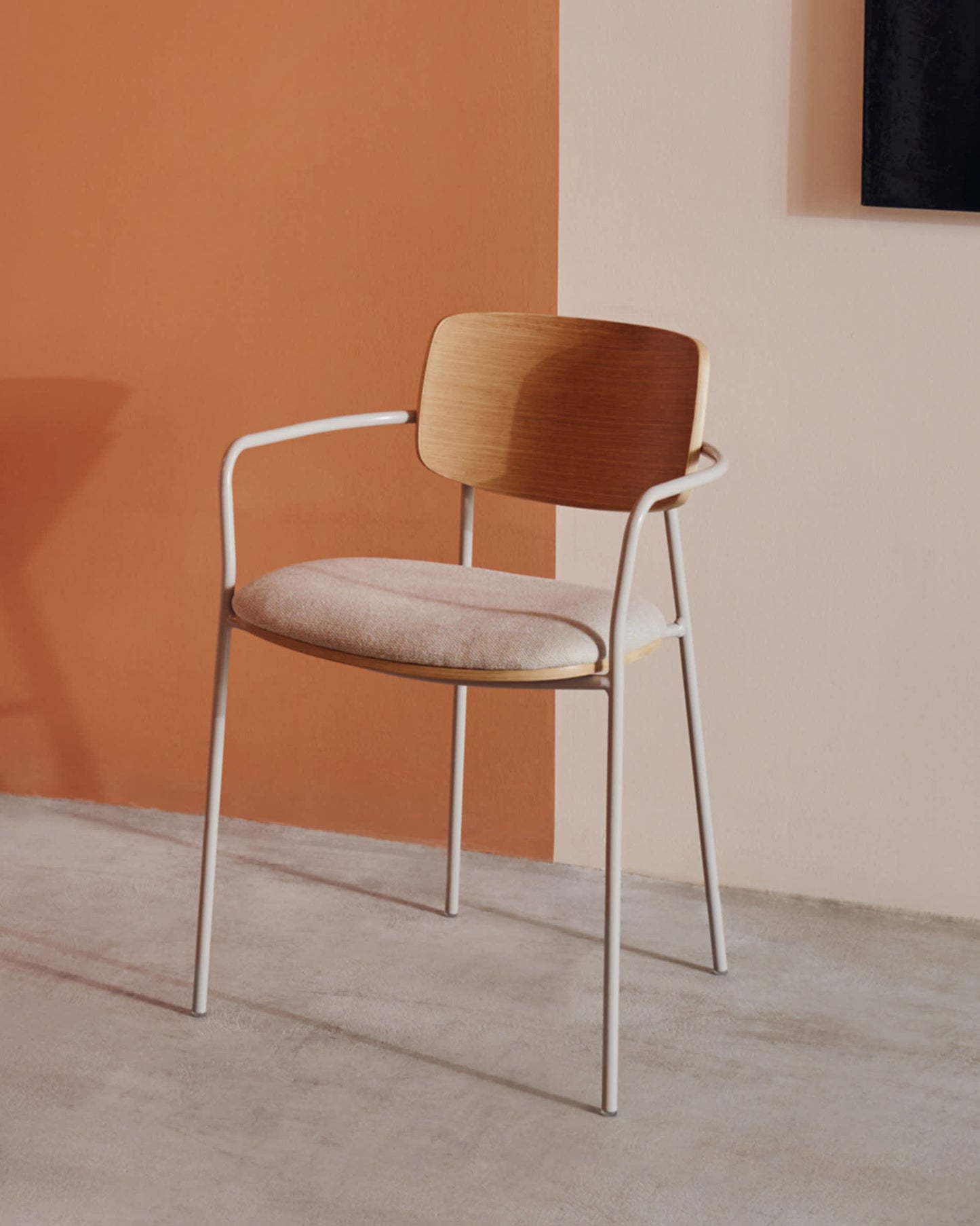 Sedia impilabile Maureen in impiallacciatura di rovere finitura naturale e gambe beige