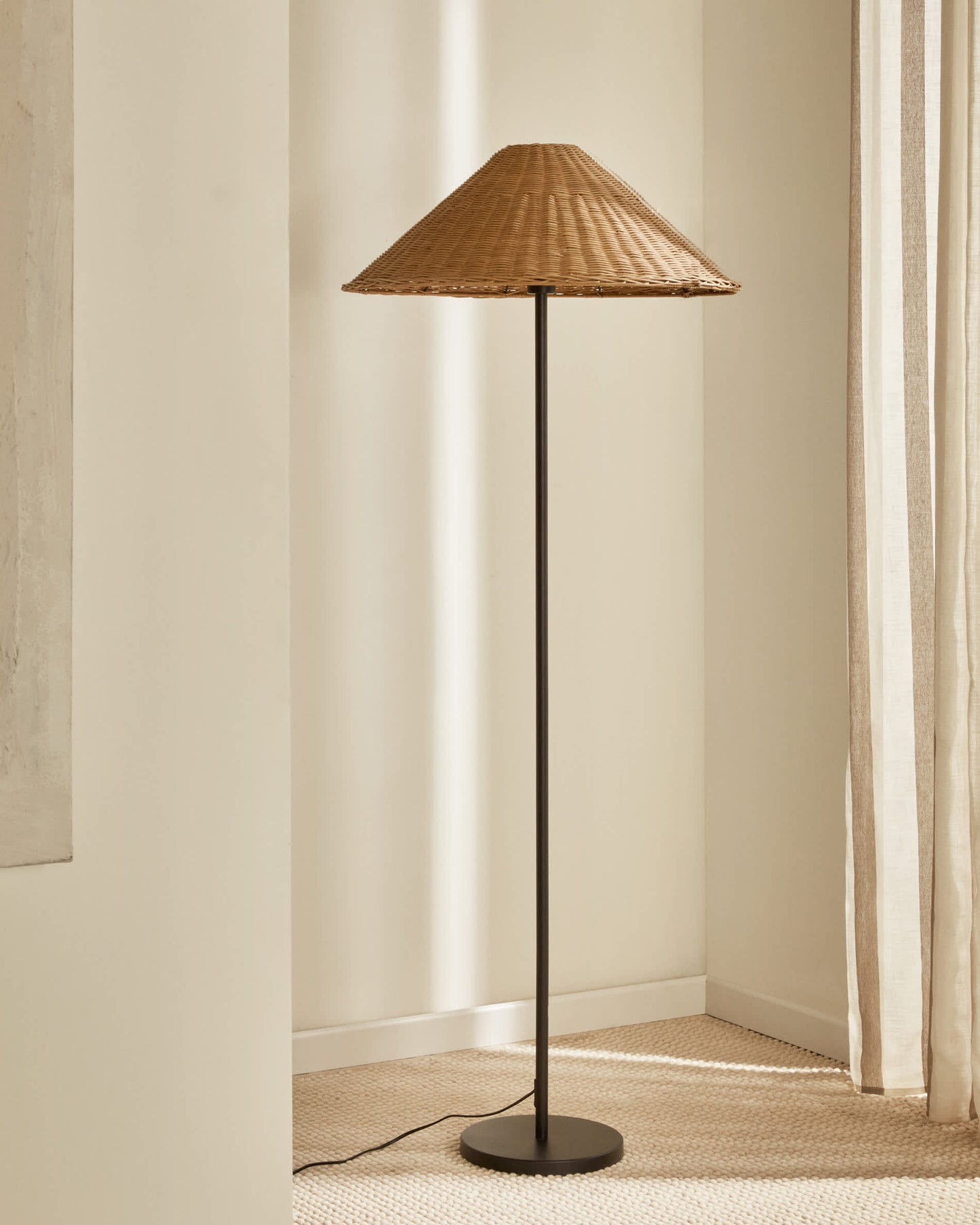 Lampada da terra Urania in rattan e metallo con finitura in nero