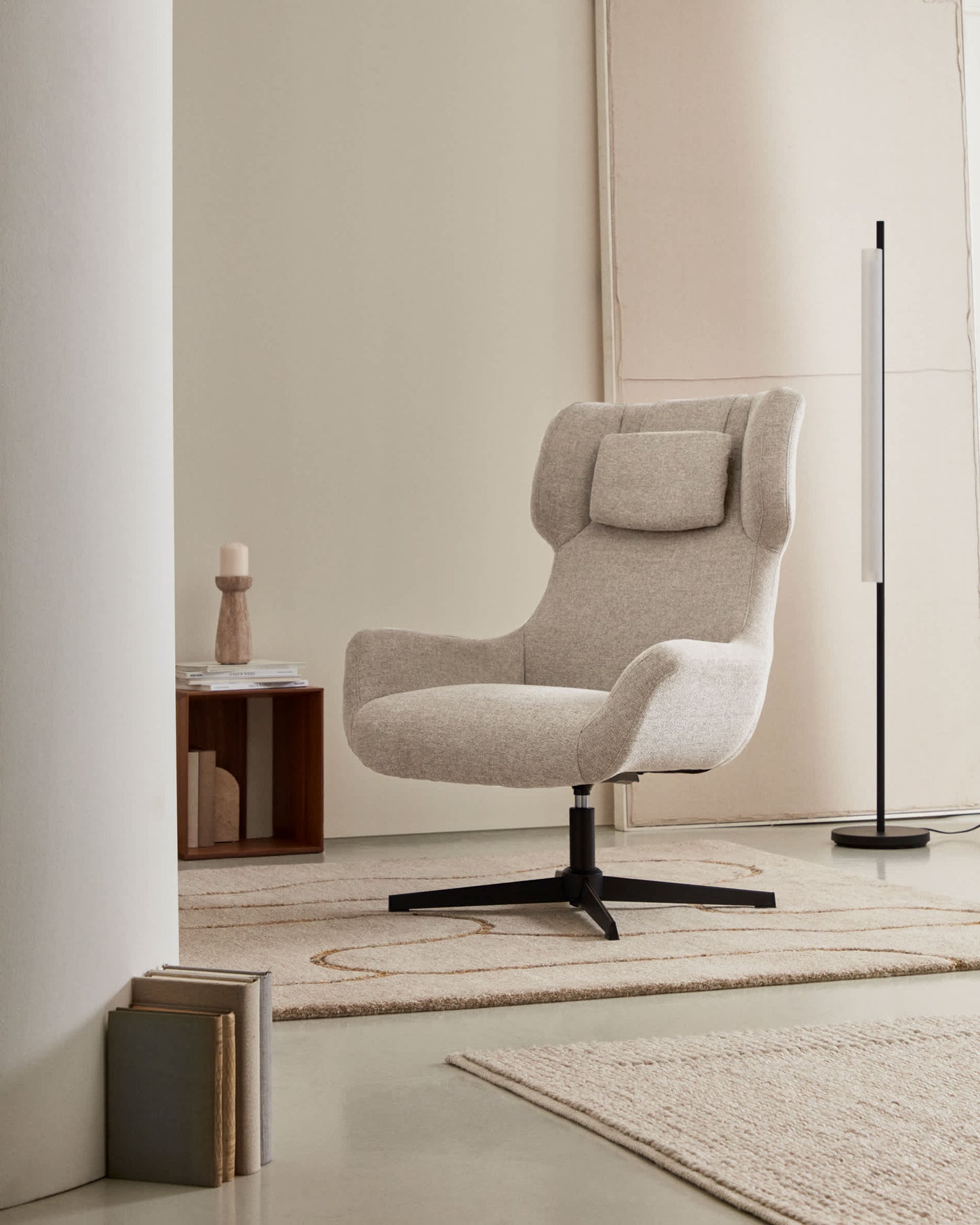 Poltrona girevole con braccioli Zalina di ciniglia beige e acciaio con finitura nera