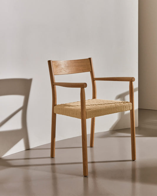 Sedia Yalia in legno massiccio di rovere con finitura naturale e seduta di corda