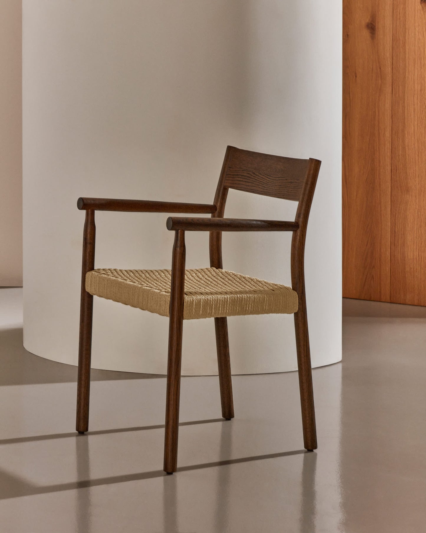 Sedia Yalia in legno massiccio di rovere con finitura noce e seduta di corda
