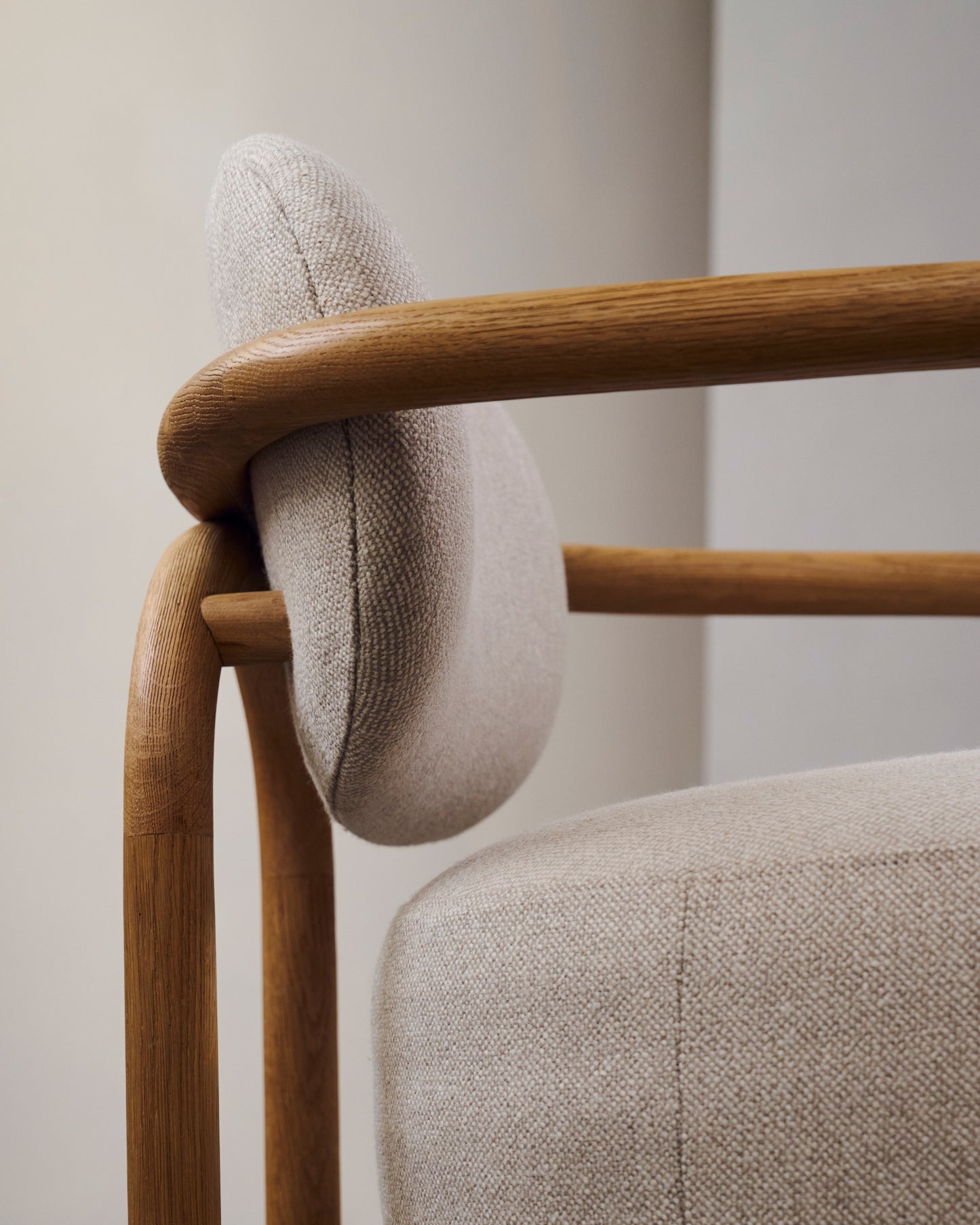 Poltrona Melqui beige di legno massiccio di rovere con finitura naturale