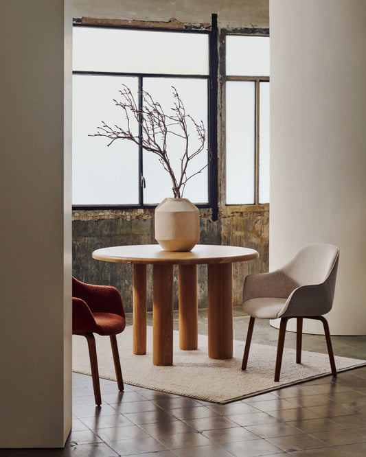 Sedia Aleli in shearling bianco e gambe in legno massiccio di frassino con finitura naturale