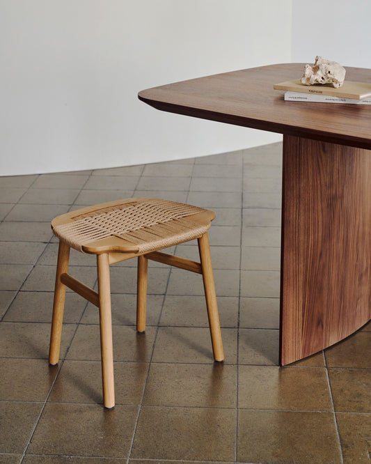 Sgabello Enit in corda di carta beige e legno massiccio di rovere rifinitura naturale 43 cm