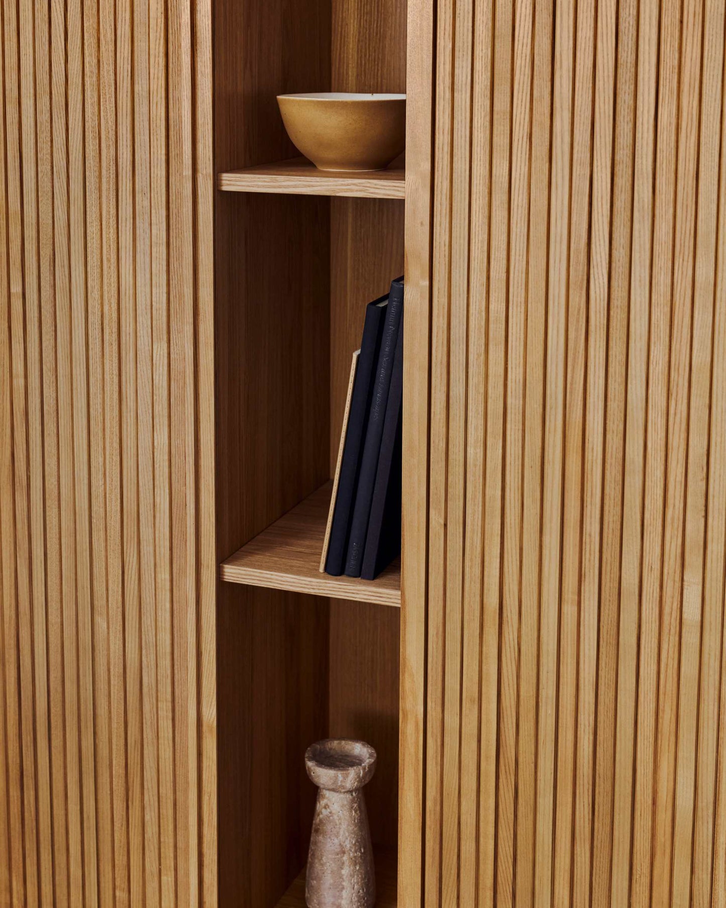 Credenza alta Mailen 2 porte in impiallacciatura di frassino con finitura naturale 110 x 160 cm
