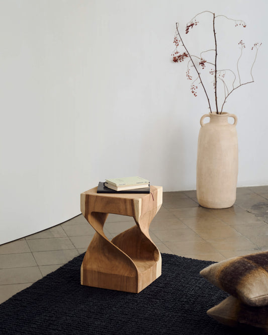 Tavolino Hakon in legno massello di mungur con interno intagliato 30 x 30 cm
