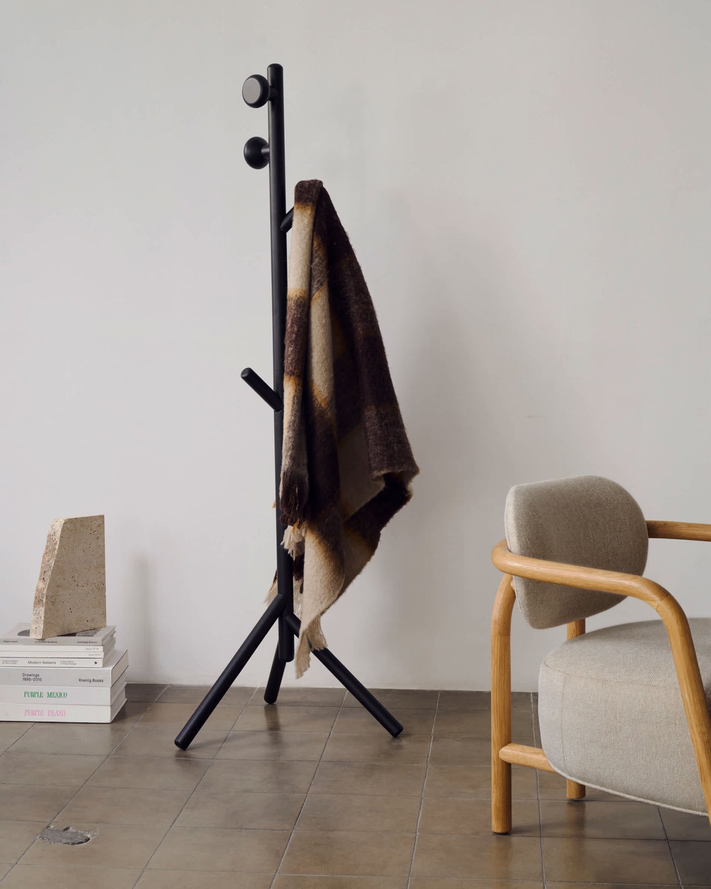 Appendiabiti Nadue in legno massiccio di faggio con finitura nera 170 cm