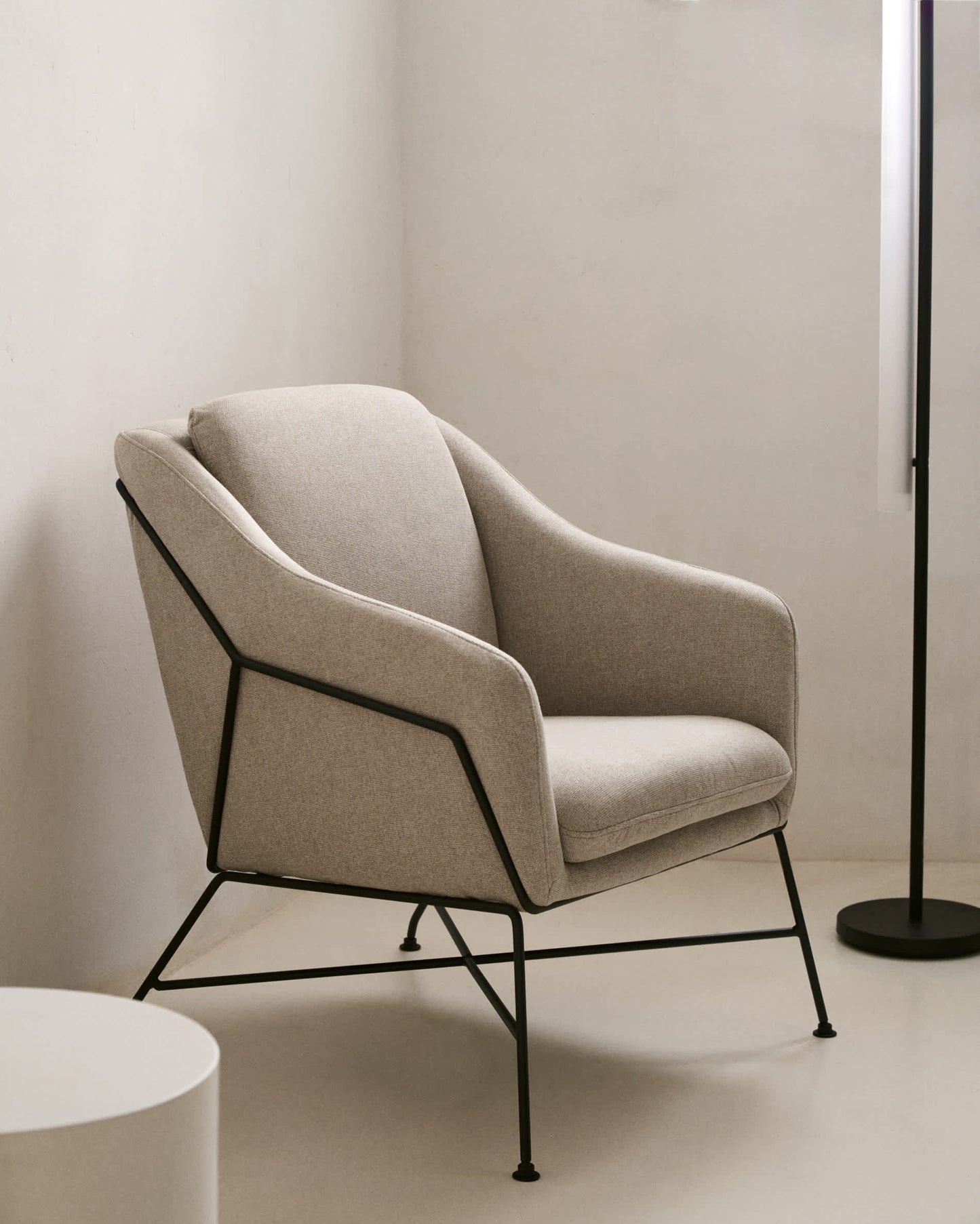 Poltrona Brida beige e gambe in acciaio con finitura nera