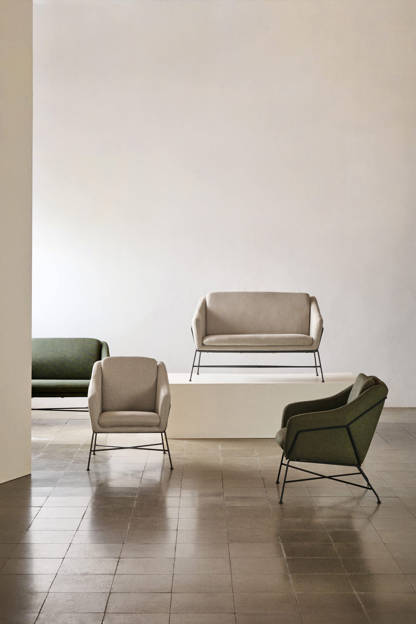 Poltrona Brida beige e gambe in acciaio con finitura nera