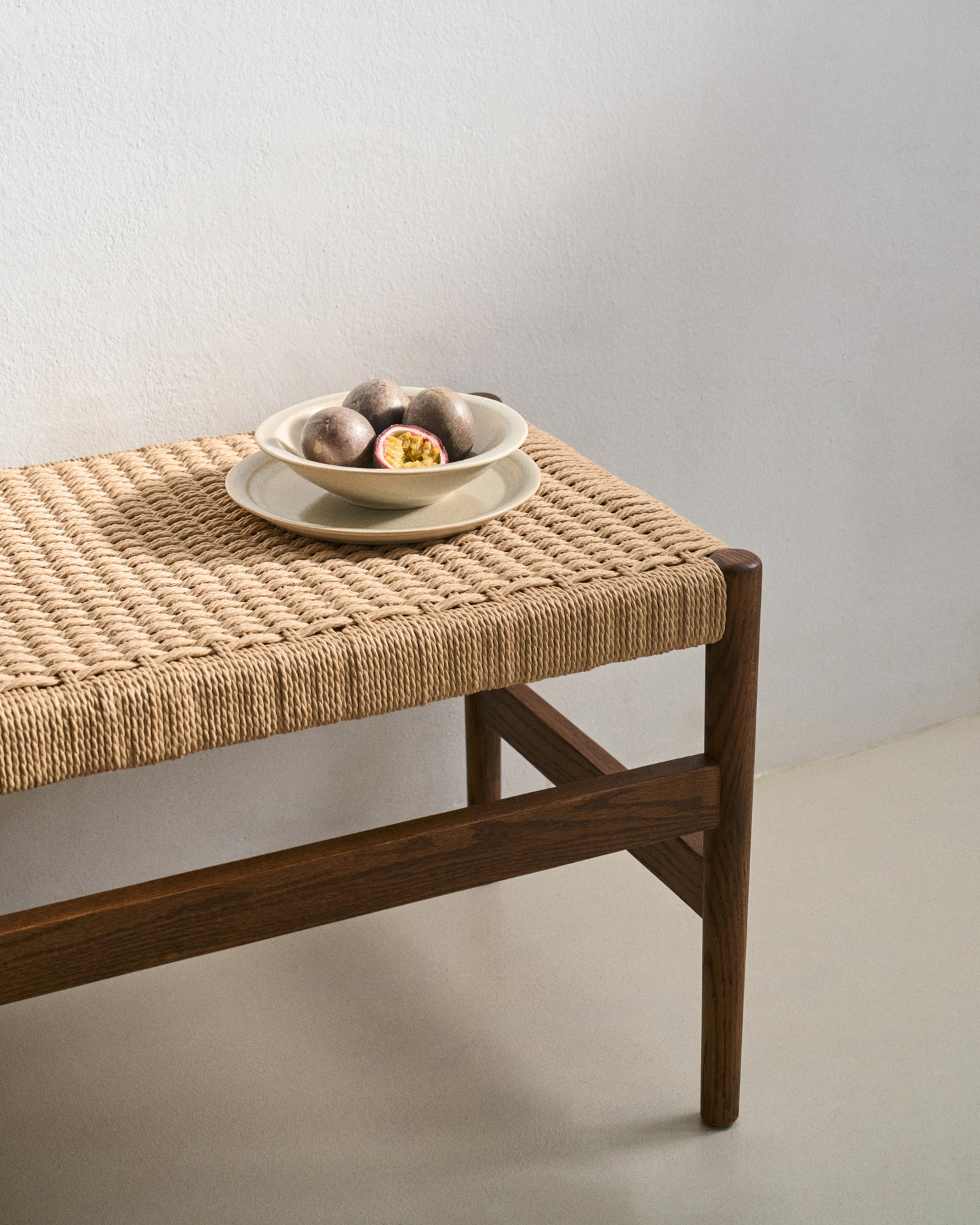Panca Zaide in legno massiccio di rovere con finitura in noce e seduta in corda 120 cm