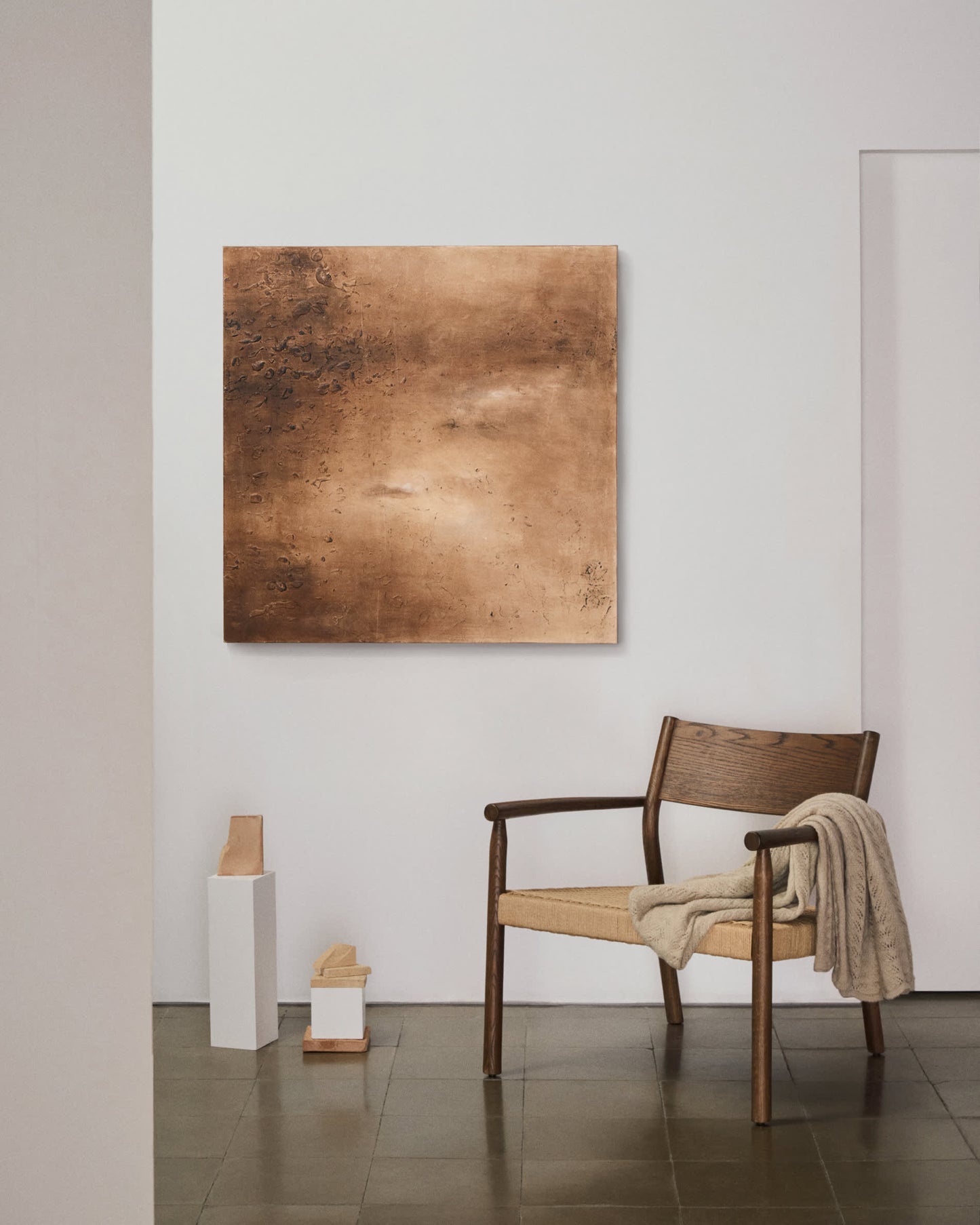 Poltrona Yalia in legno massiccio di rovere finitura noce e seduta di corda di carta