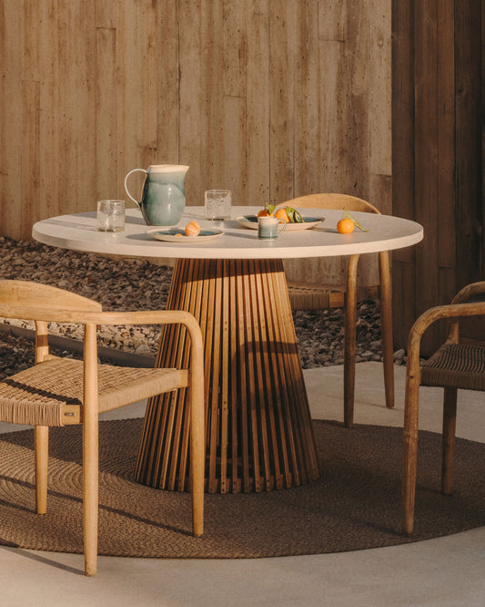 Tavolo rotondo da esterni Alcaufar in legno massiccio di teak e cemento bianco Ø 120 cm
