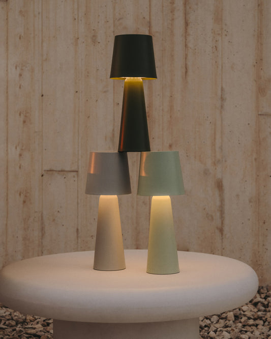 Lampada da tavolo grande da esterni Arenys in metallo con finitura in nero