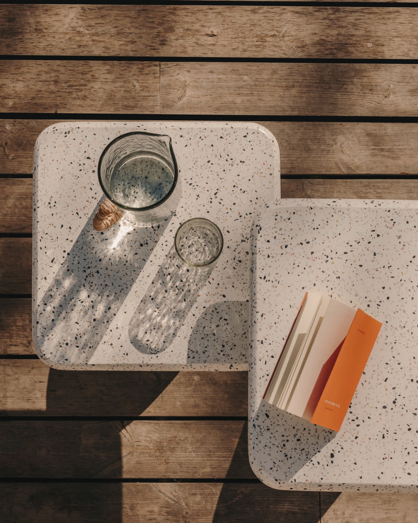 Tavolino Saura in terrazzo bianco con piano in terrazzo bianco 32 x 48 x 48 cm