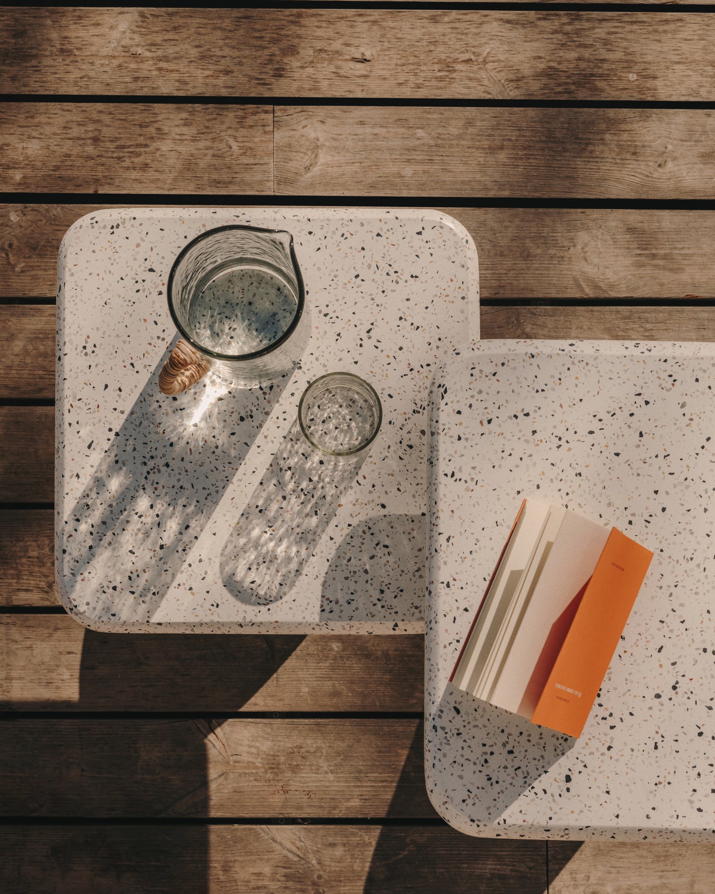 Tavolino Saura in terrazzo bianco con piano in terrazzo bianco 32 x 48 x 48 cm
