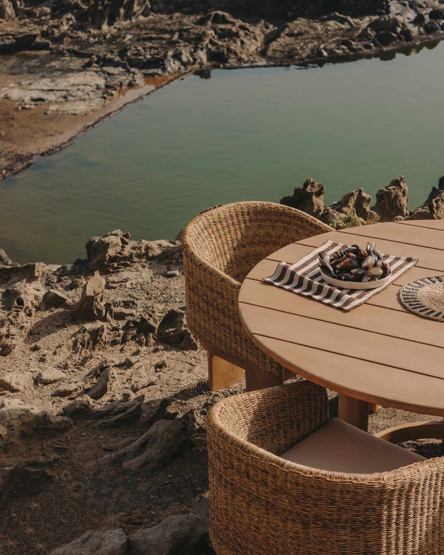 Tavolo rotondo Xoriguer in legno massiccio di eucalipto Ø140 cm