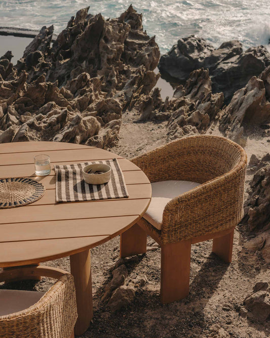 Sedia Xoriguer in rattan sintetico e legno massiccio di eucalipto