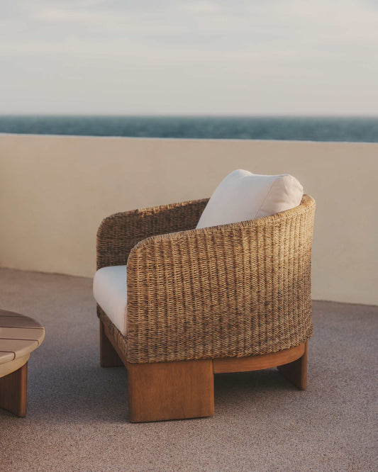 Poltrona Xoriguer in rattan sintetico e legno massiccio di eucalipto