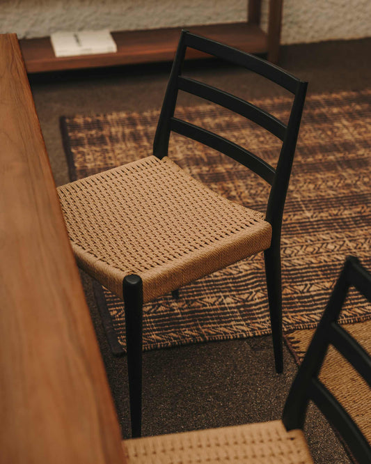 Sedia Analy in legno massiccio di rovere con finitura in nero e seduta di corda