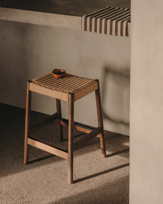 Sgabello Yalia in legno massiccio di rovere con finitura in noce e corda 65 cm