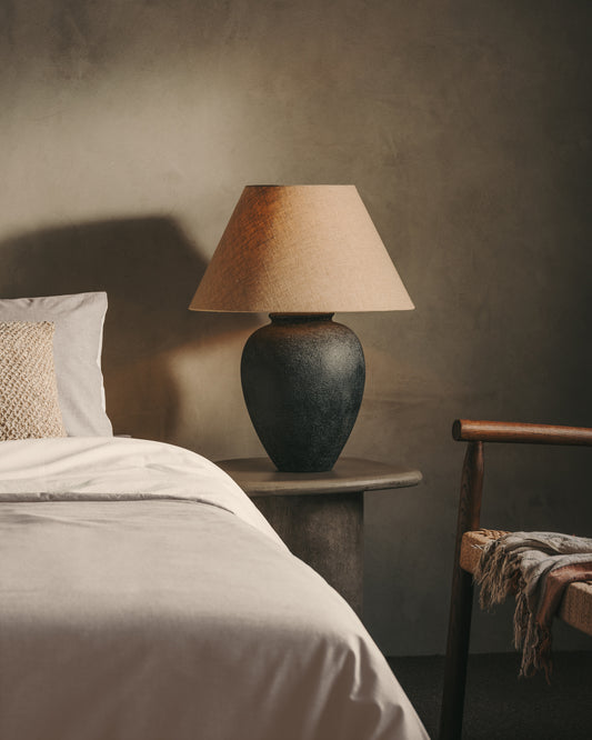 Lampada da tavolo Mercadal in ceramica con finitura in nero