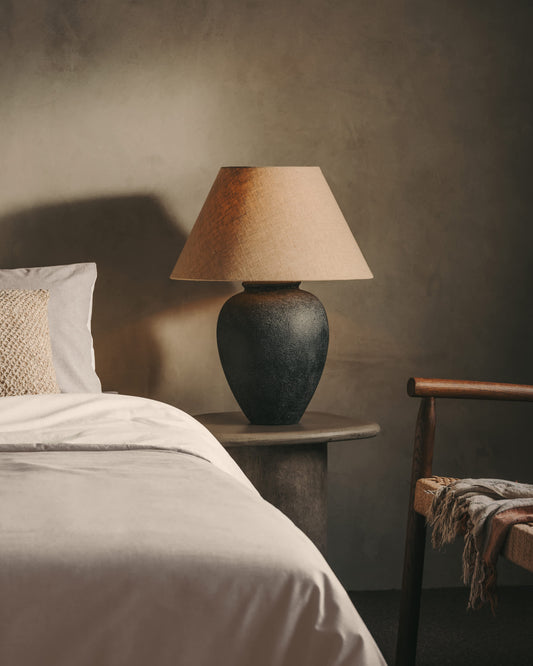 Lampada da tavolo Mercadal in ceramica con finitura in nero
